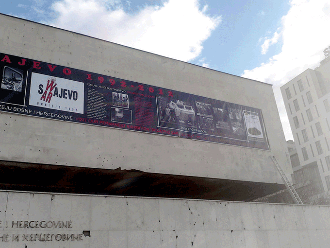 PVC baner velikog formata postavljen na zid Historijskog muzeja u Sarajevu
